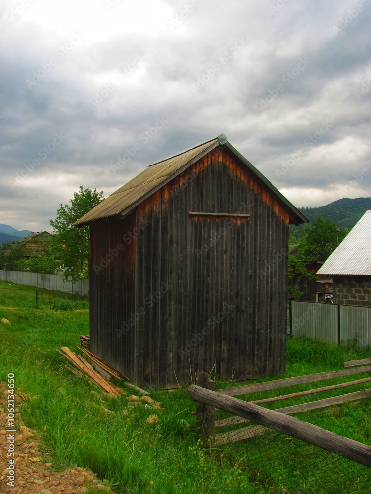 Obraz premium Old wooden barn with a rustic patina