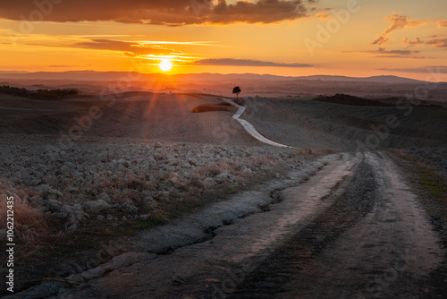 strada di campagna al tramonto