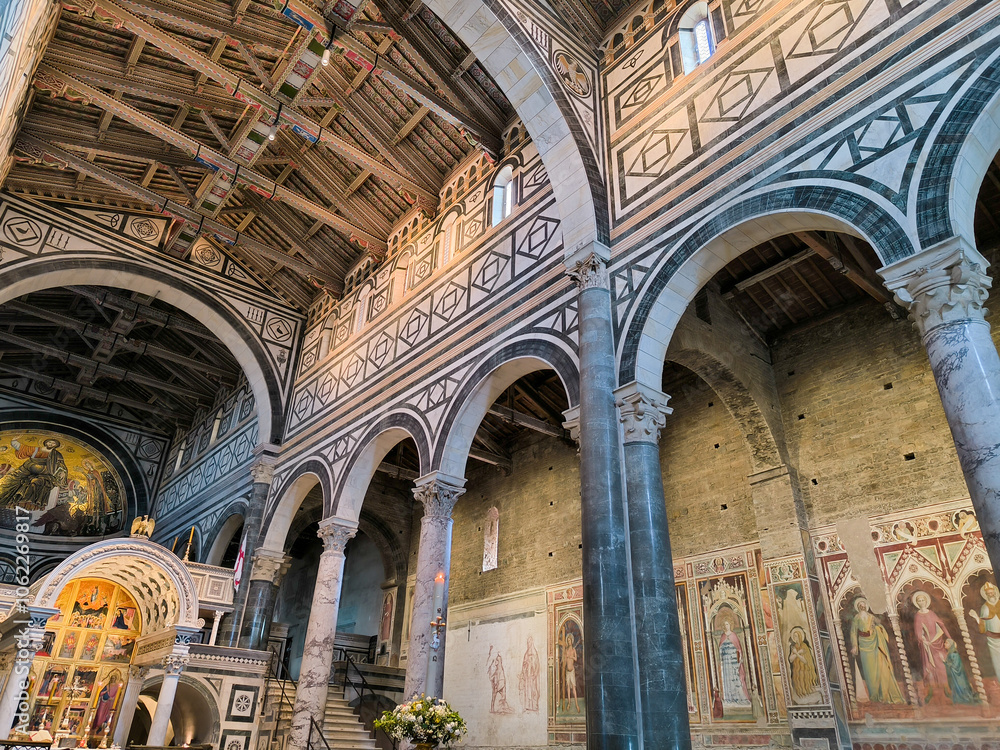 Fototapeta premium San Miniato al Monte interior, church interior, basilica interior, Tuscany florence