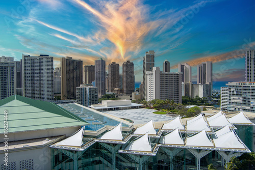 Quadro em tela The Hawaii Convention Center with skyscrapers, hotels and luxury condos, lush gr