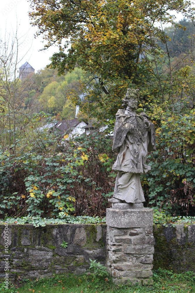 Obraz premium old abandoned statue 