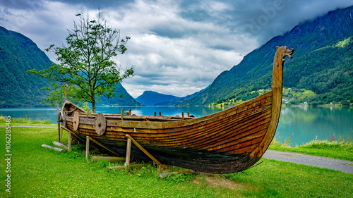 Obraz na płótnie Wikinger Schiff in Skjolden in Norwegen am Sognefjord w salonie