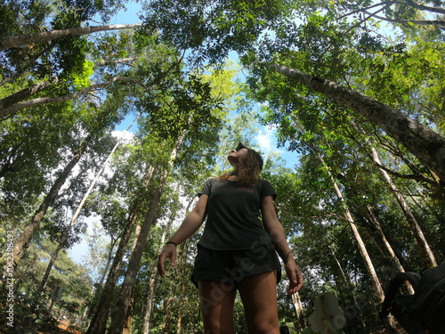 mulher na floresta amazônica photo