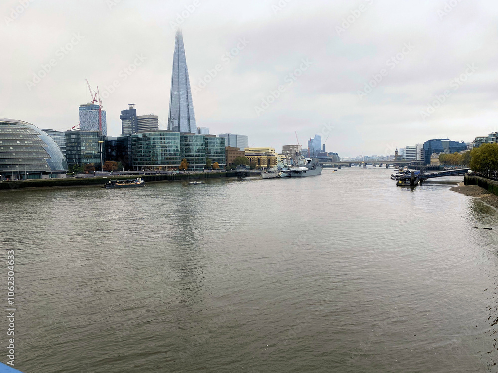 Obraz premium A view of the River Thames in London on a misty day