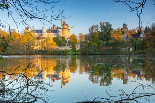 Le soleil se couche sur le Château de Pierrefonds en Picardie