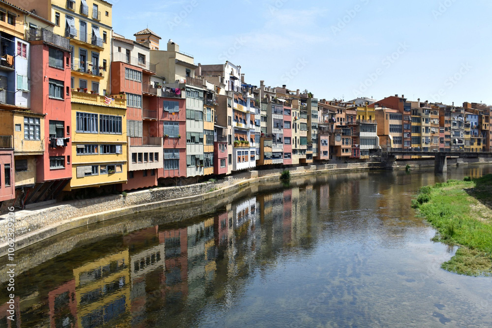 Viviendas de la ciudad de Girona reflejadas en el rio Onyar Viviendas de la ciudad de Girona reflejadas en el rio Onyar