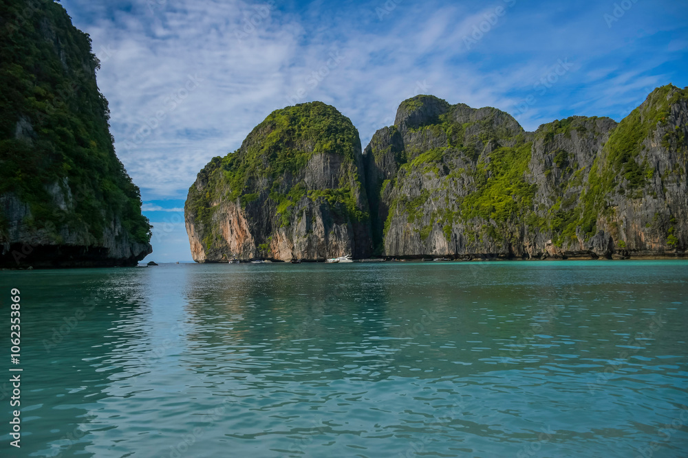 Obraz premium Maya bay with turqoise water in Phi phi islands Krabi Thailand