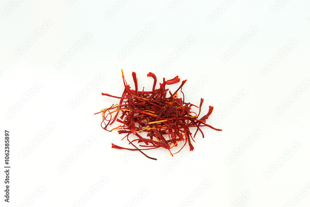 Naklejka premium Red saffron pile of condiment isolated on white background