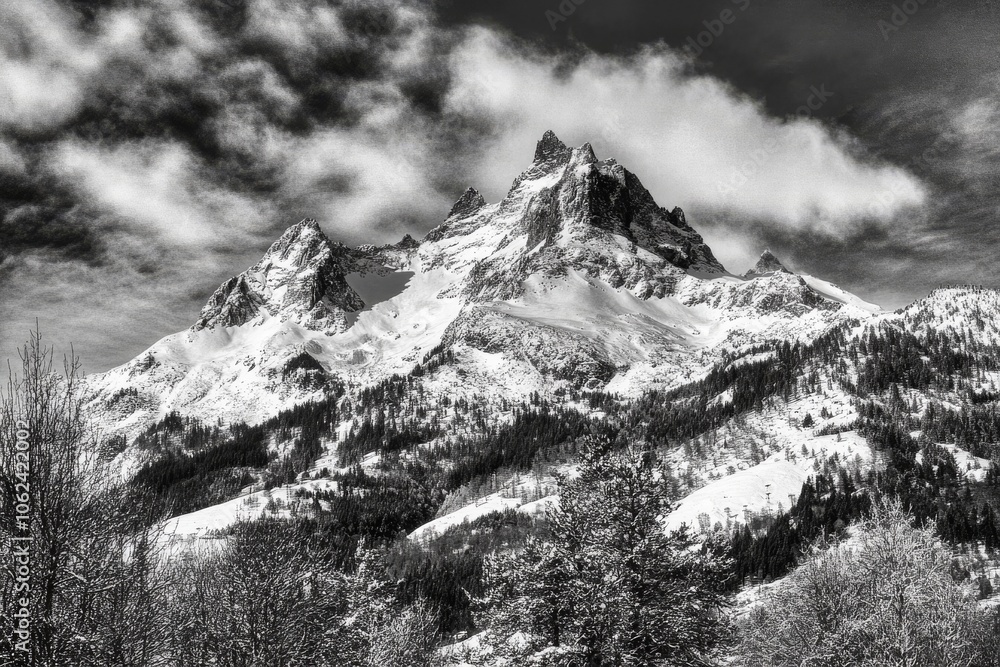 Obraz premium During winter, snowcapped mountains are seen against the sky