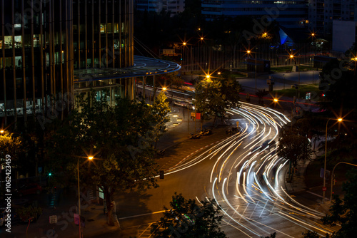 Luces de vehículos en movimiento en una cale de la ciudad photo