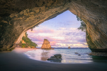 Poster Cathedral Cove Grotzicht Cathedral Cove bij ochtendgloren  © Christian B.