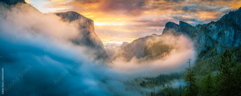sunrise at the tunnel view in yosemite nationalpark, california, usa