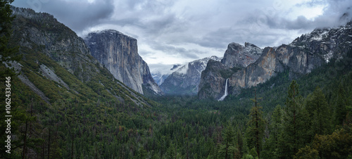 Obraz na płótnie tunnel view in yosemite nationalpark, california, usa w salonie