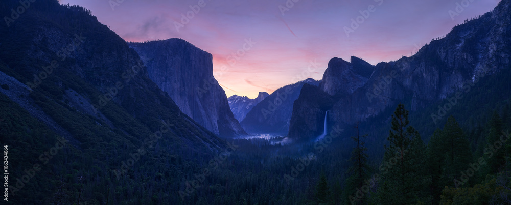 sunrise at the tunnel view in yosemite nationalpark, california, usa