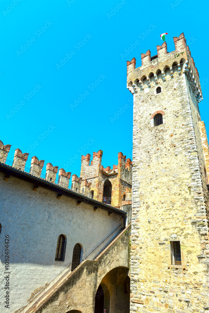 Die Scaligerburg (Castello Scaligero) in Sirmione am Gardasee Die Scaligerburg (Castello Scaligero) in Sirmione am Gardasee