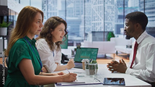 Foto HR recruiters interviewing a job seeker and taking notes during meeting, attending an interview and conducting an evaluation