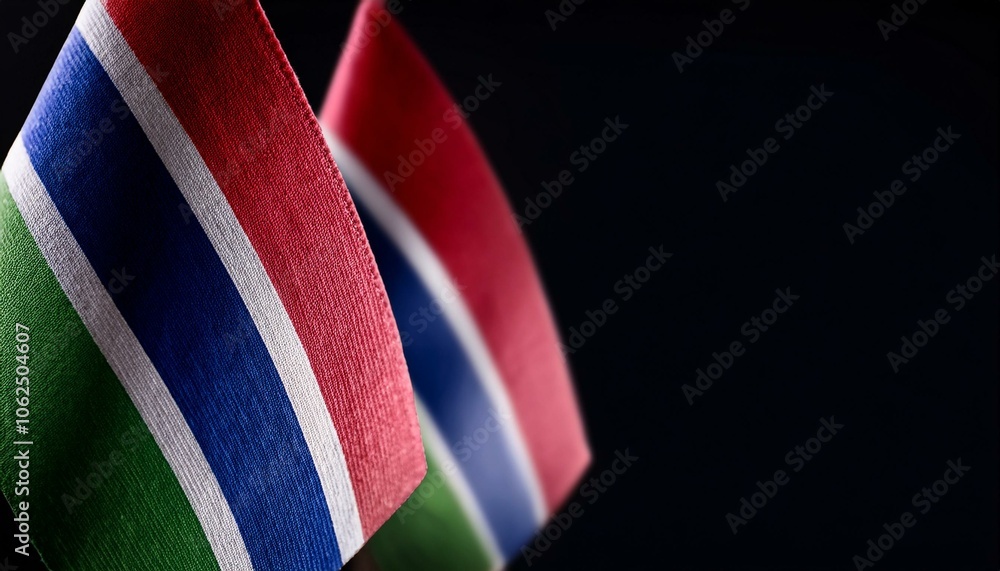 Fototapeta premium 小さなガンビアの国旗と暗い背景。(Gambia flag and dark background.) 