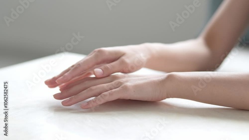 Wallpaper Mural 女性の手　ハンドケア　スキンケア　美容　コンセプト Torontodigital.ca