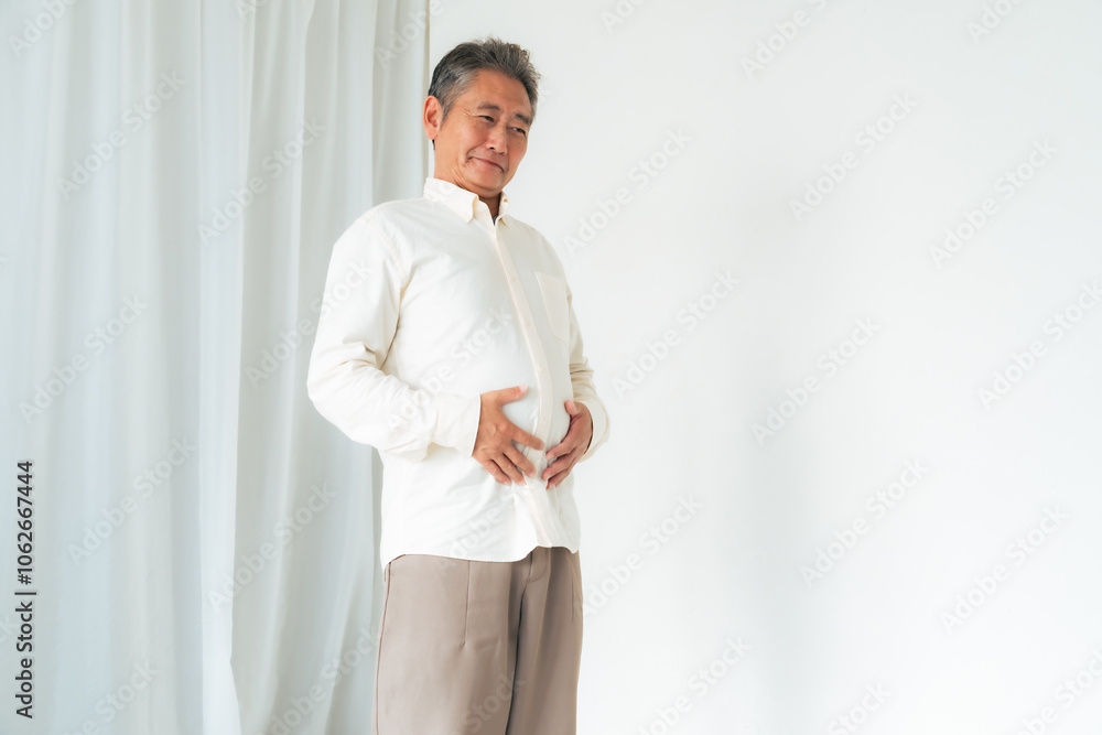 Naklejka premium お腹、太る、肥満、メタボ、中年太り、ダイエット、男性、内臓脂肪、満腹、脂肪、中年、中高年、ミドルエイジ、日本人、ぽっちゃり、生活習慣病、健康、ヘルスケア、体重、カロリー、運動不足、食べ過ぎ、シニア、老化、デブ、メタボリックシンドローム、腹囲、BMI、エンゲル指数、腹痛、コピースペース、皮下脂肪、ぽっこり、過食、加齢、食生活、基礎代謝、ホルモンバランス、食欲、飽食、メディカルダイエット、糖尿病、高血