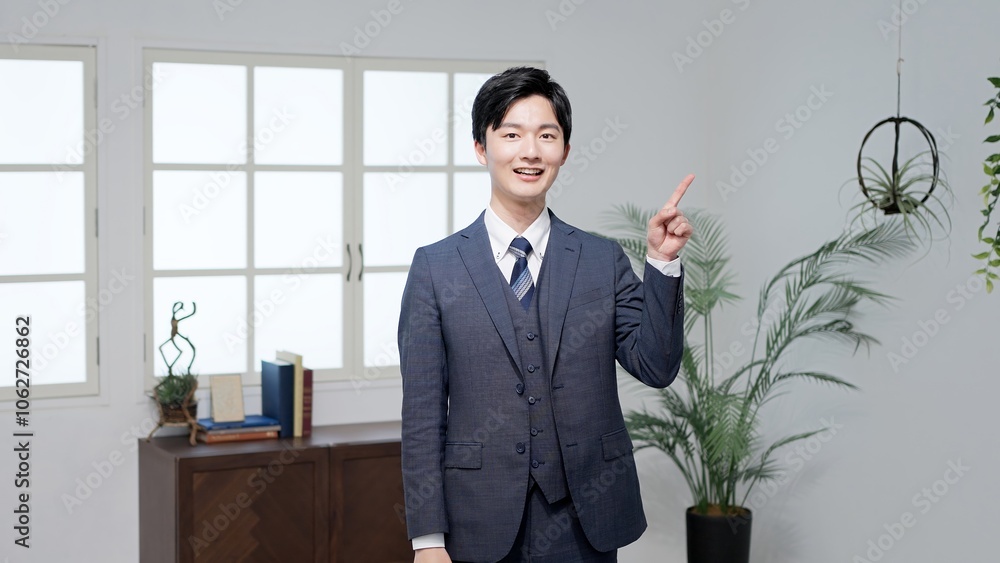 指差しをするアジア人ビジネスマン
