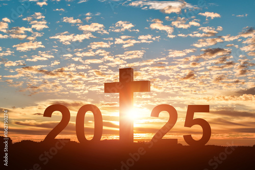 Foto Silhouette of Christian cross with 2025 years at sunset background