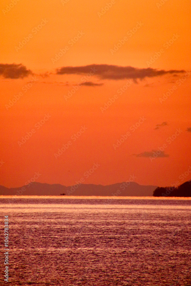Naklejka premium 瀬戸内海の夕日・豊浜・余木崎（香川県・観音寺市）