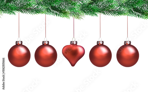 Rote Christbaumnkugeln am Tannenzweig vor weissem Hintergrund