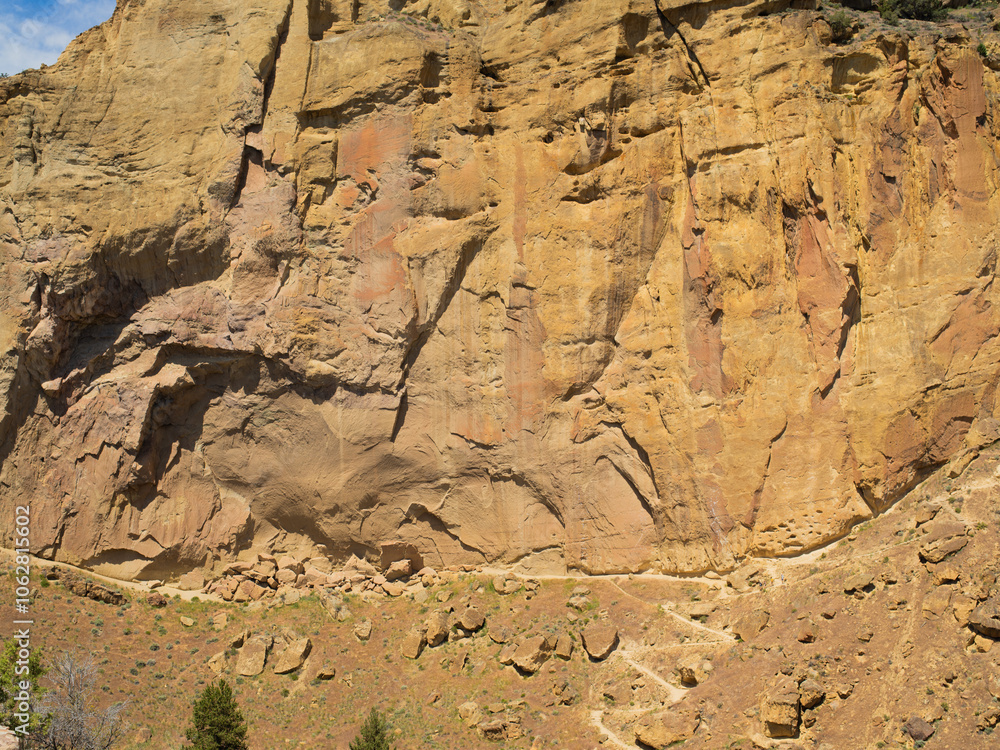 Obraz premium A rocky cliff with a path leading up to it