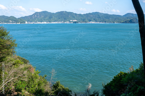 日本の広島県竹原市の大久野島の悲しくも美しい風景 photo