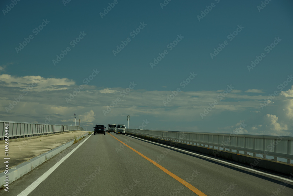 Fototapeta premium 沖縄県・名護市古宇利大橋