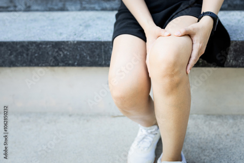 Foto Middle aged woman suffer from Arthritis,Patellar Tendinitis,symptom of Gout,depo