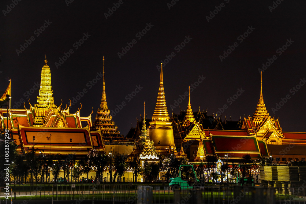 Fototapeta premium The Grand Palace was built at the same time as the establishment of Bangkok. It consists of three parts: the Grand Palace, the Royal Palace, and the Temple of the Emerald Buddha.