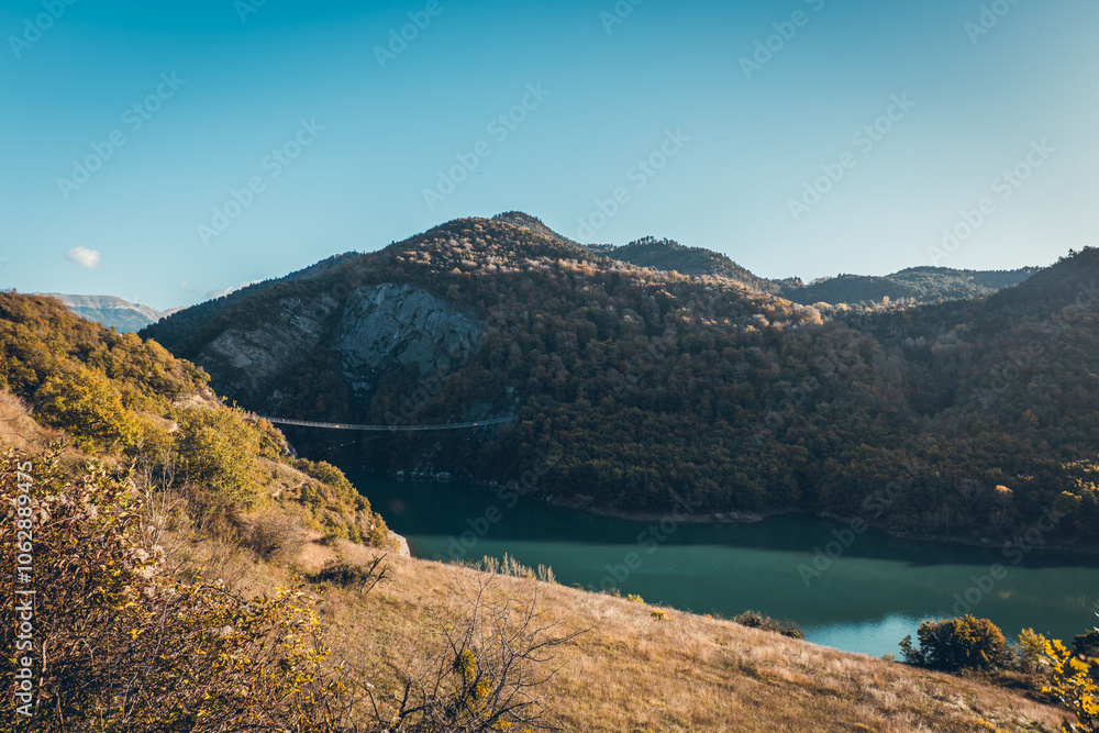 Obraz premium Hiking in autumn and discovery of the landscape of the Drac Himalayan footbridge, in Isère and the Auvergne-Rhône-Alpes region in France