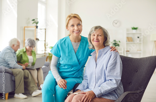 Canvastavla Smiling nurse sitting next to older woman, portrait