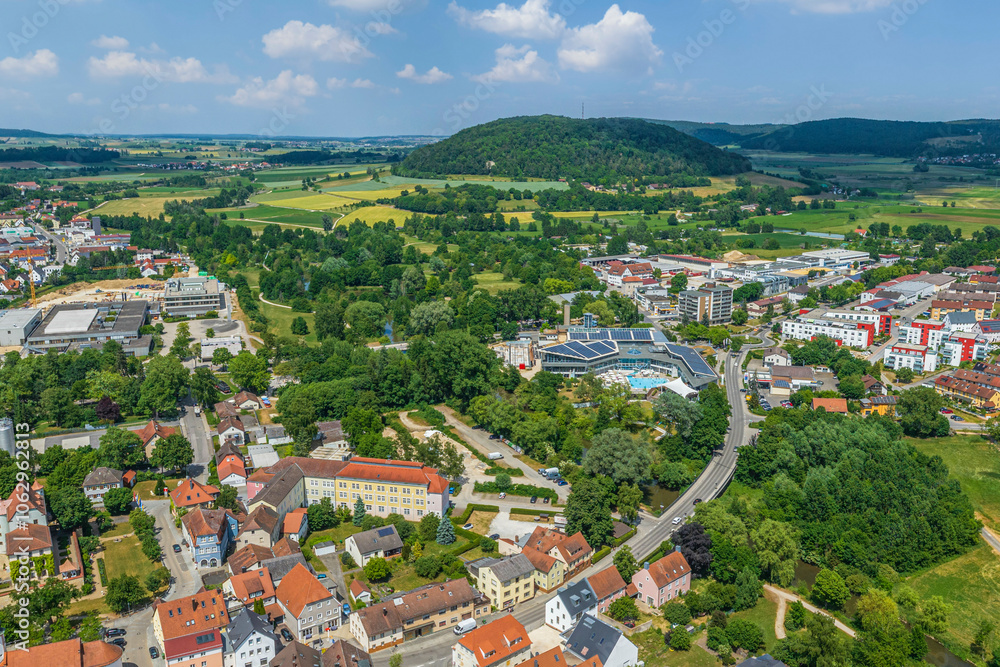 Obraz premium Treuchtlingen, Eisenbahnerstadt und Erholungsort in der Frankenalb im Luftbild