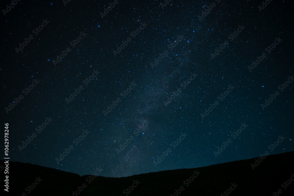星空と山道の夜景 - 静寂に包まれた星空と山の稜線の風景 星空と山道の夜景 - 静寂に包まれた星空と山の稜線の風景