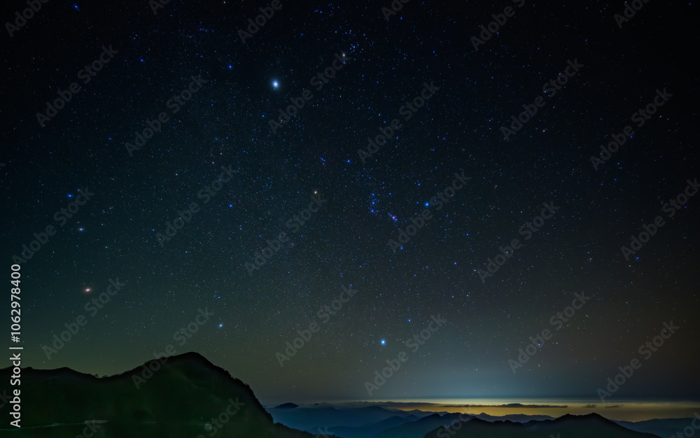 Fototapeta premium 星空と山道の夜景 - 静寂に包まれた星空と山の稜線の風景