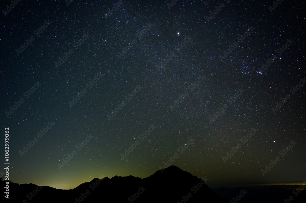 星空と山道の夜景 - 静寂に包まれた星空と山の稜線の風景 星空と山道の夜景 - 静寂に包まれた星空と山の稜線の風景