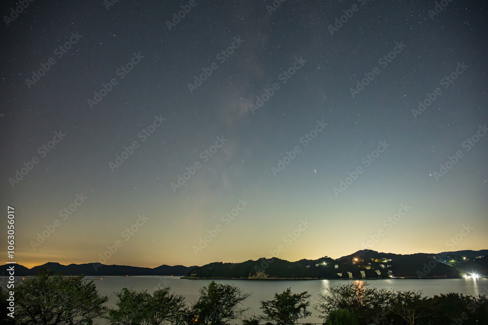 Obraz premium 日本の岡山県備前市の頭島の美しい星空