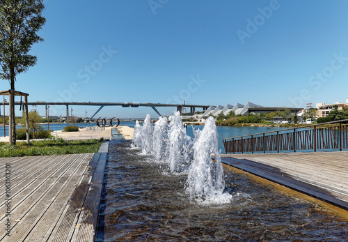 Martigues :La pointe Saint-Christ, elle comprend des jeux d'eau et de petites cascades le tout avec un jeu de lumières.