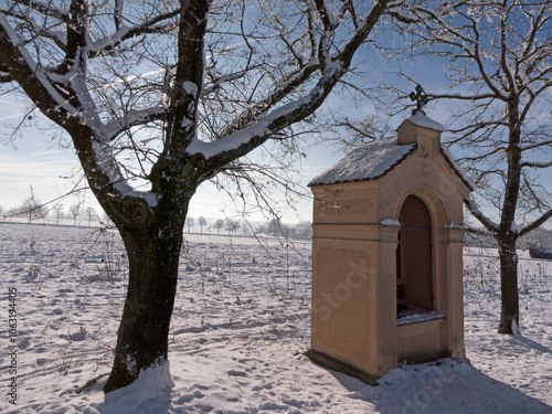 Kreuzwegstation im Schnee