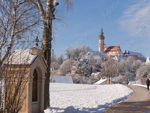 Kreuzweg zum oberbayerischen Kloster Andechs auf dem Berg im Winter  photo