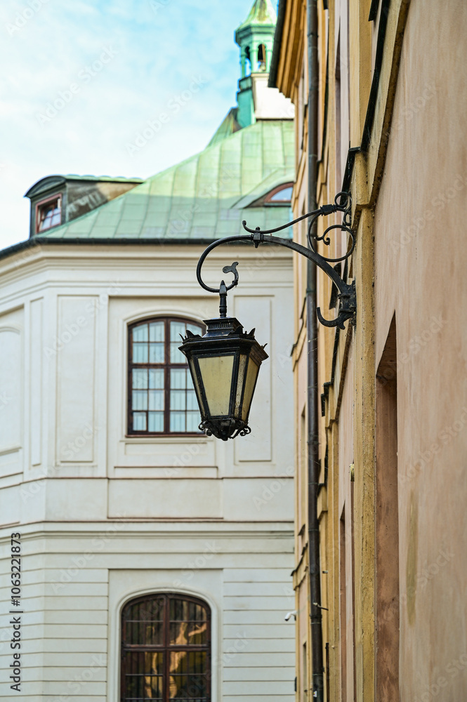 schöne alte Straßenlaterne an einer historischen Hauswand im Sommer in der Altstadt der polnsichen Hauptstadt Warschau,
Warszawa, Polen schöne alte Straßenlaterne an einer historischen Hauswand im Sommer in der Altstadt der polnsichen Hauptstadt Warschau,
Warszawa, Polen