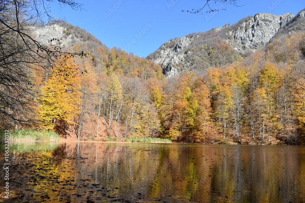 Fototapeta premium Beautiful mountain lake