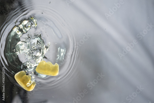 wasser eintauchen fruchtgummi von unten kreis photo