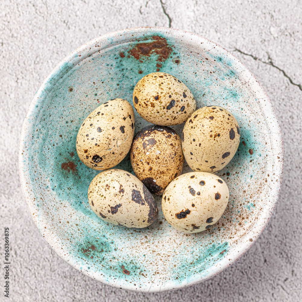 Obraz premium Easter quail eggs. Spring background with small easter quail eggs. Vintage photo processing