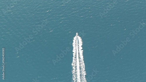 bateau en mouvement sur la mer 