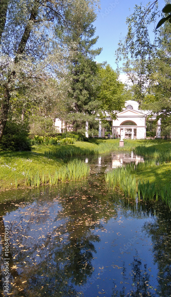 Obraz premium pavilion on the lake, Russia, Catherine Park, Pushkino