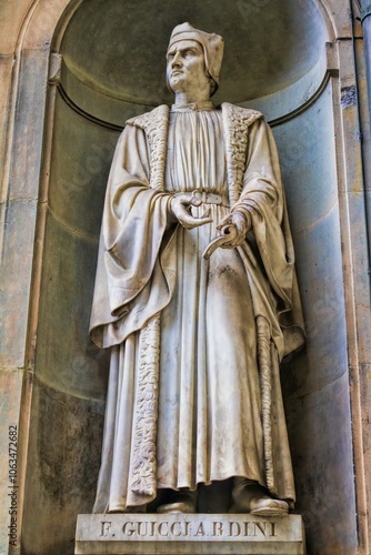 Obraz na płótnie florenz, italien - statue von francesco guicciardini an der außenfassade der uffizien w salonie