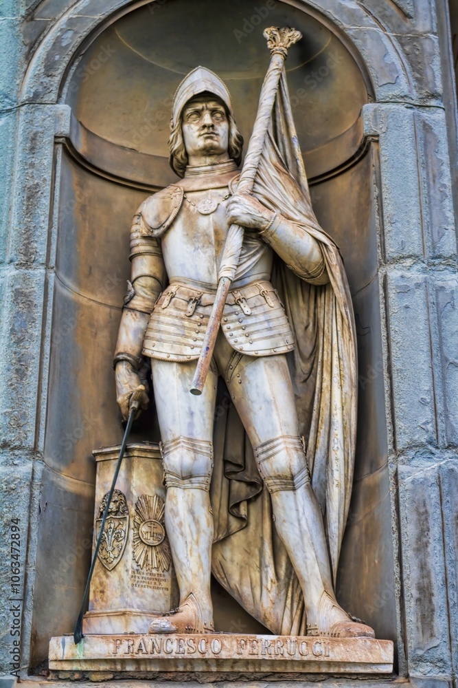 florenz, italien - statue von francesco ferrucci an der außenfassade der uffizien